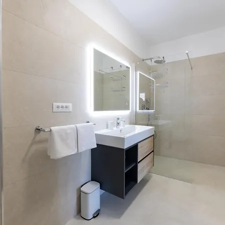 Villa Lazy Day Oasis W Heated Pool & Whirlpool Ljubitovica