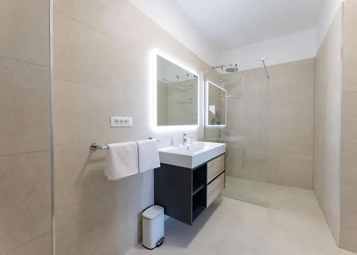 Villa Lazy Day Oasis W Heated Pool & Whirlpool Ljubitovica